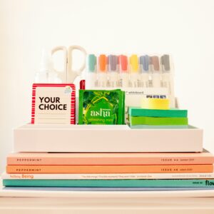 Schreibtisch-Organizer mit Stiften und Büromaterial für einen aufgeräumten Arbeitsplatz