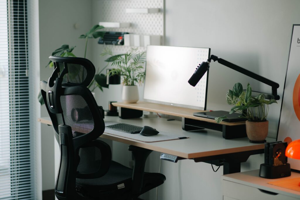 „Ergonomischer Bürostuhl an einem modernen Homeoffice-Arbeitsplatz“