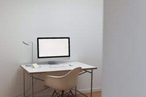 Minimalistischer Homeoffice-Arbeitsplatz mit viel freier Schreibtischfläche