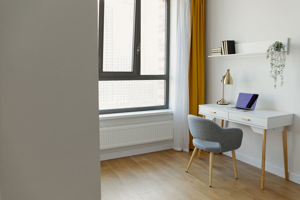 „Heller und aufgeräumter Homeoffice-Arbeitsplatz mit Schreibtisch“