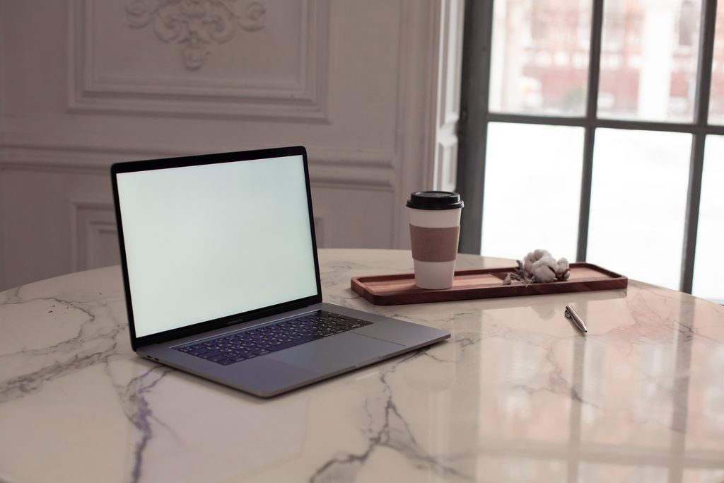 „Homeoffice-Arbeitsplatz mit Laptop und Kaffee während einer Arbeitspause“