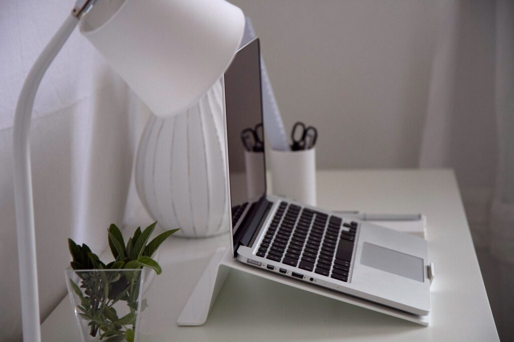 „Heller Homeoffice-Arbeitsplatz mit Schreibtischlampe und Laptop“