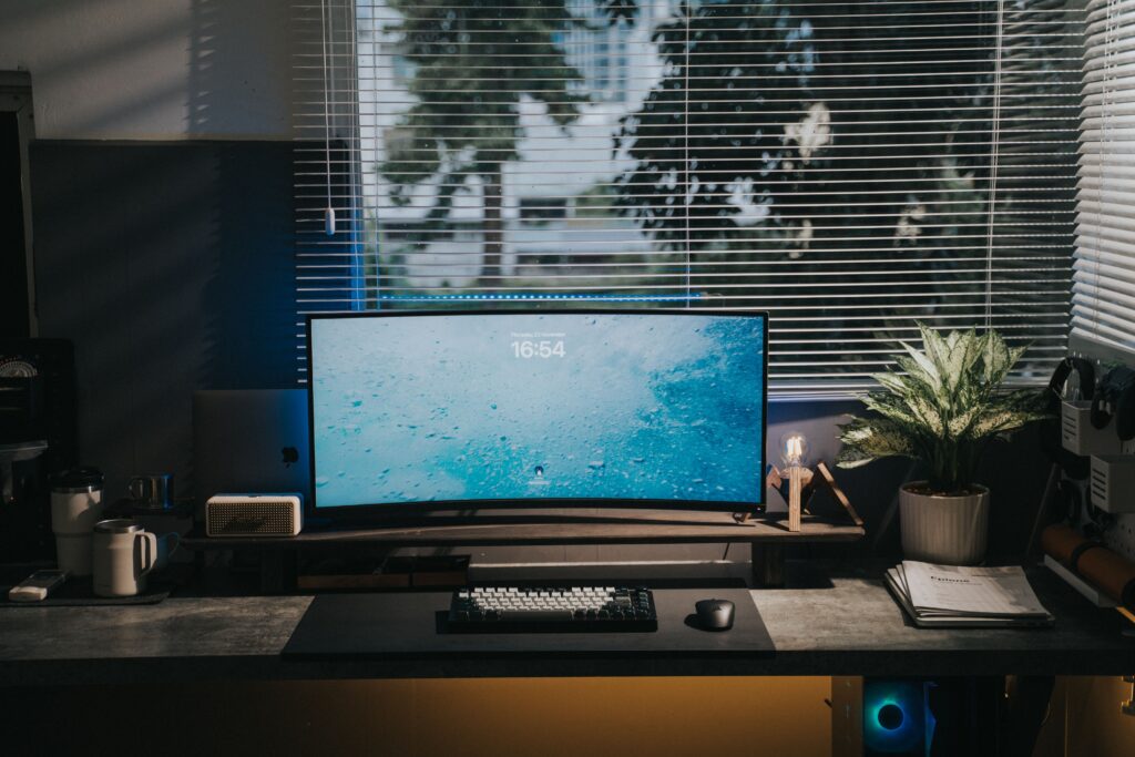 Ergonomischer Homeoffice-Arbeitsplatz mit Monitor, Tastatur und Maus