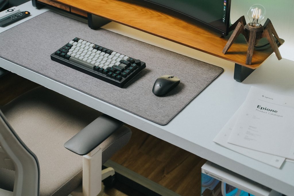 „Tastatur und Maus ergonomisch auf einem aufgeräumten Schreibtisch platziert“