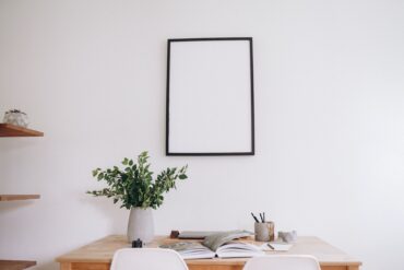Heller und aufgeräumter Homeoffice-Arbeitsplatz mit Schreibtisch und grünen Pflanzen